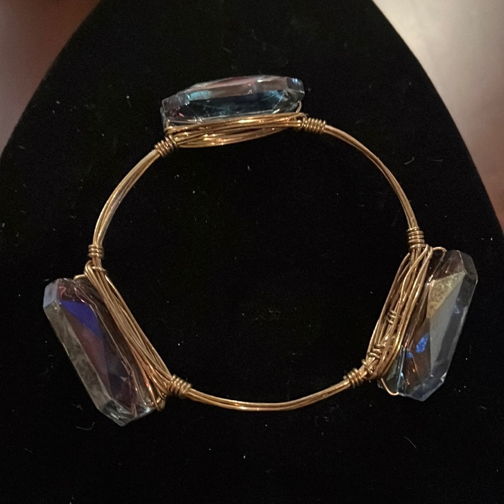 Gold tone wire bracelet with 3 stones of light blue
